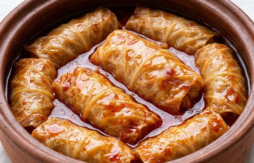 Tradicionalna Posna Sarma u Zemljanoj Posudi