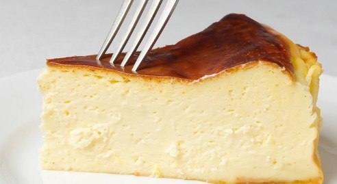 Kremasti Zapečeni Čizkejk sa Prelivom od Višanja