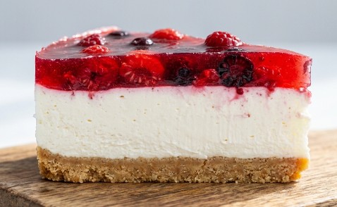 Nepečeni Čizkejk sa Šumskim Voćem: Osvežavajući Dezert Bez Pečenja