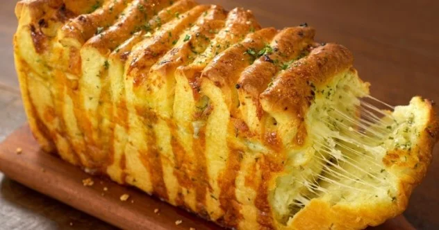 Vazdušasti hleb sa belim lukom i sirom: Preukusno pecivo koje se savršeno razvlači