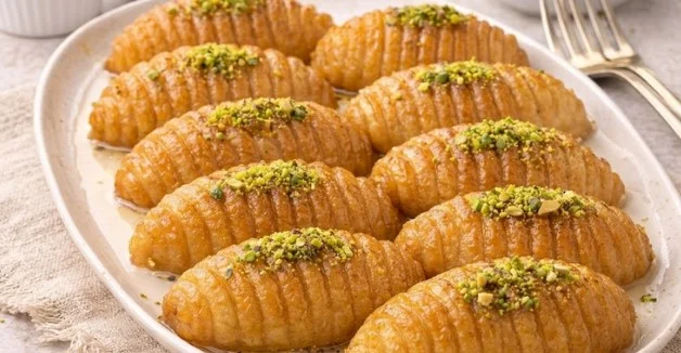 Tradicionalna tarak tatlija: Prhki orijentalni desert sa orasima i sirupom