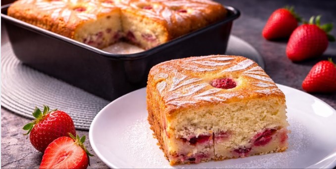 Domaći kolač sa jagodama i vanila kremom Savršen prolećni desert