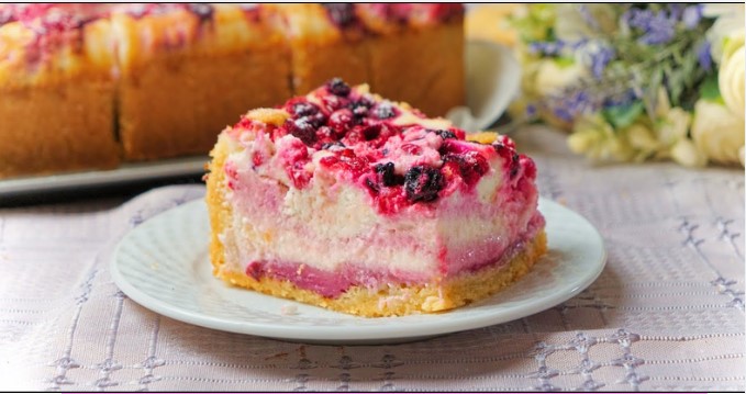 Osvežavajući kolač sa jogurtom i crvenim voćem Brza letnja poslastica