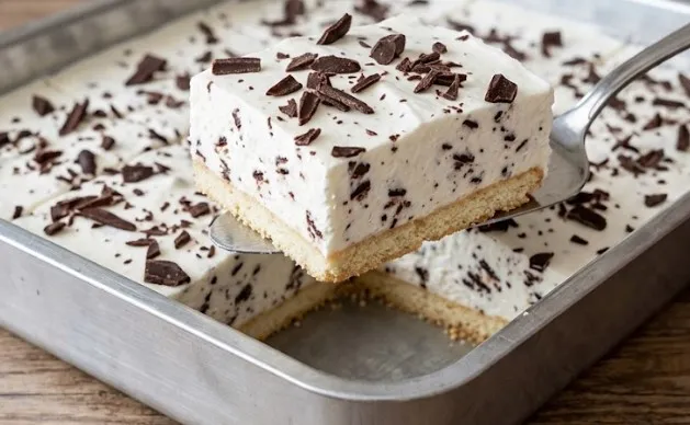Brzi Stracciatella kolač iz pleha: Kremasto savršenstvo bez pečenja
