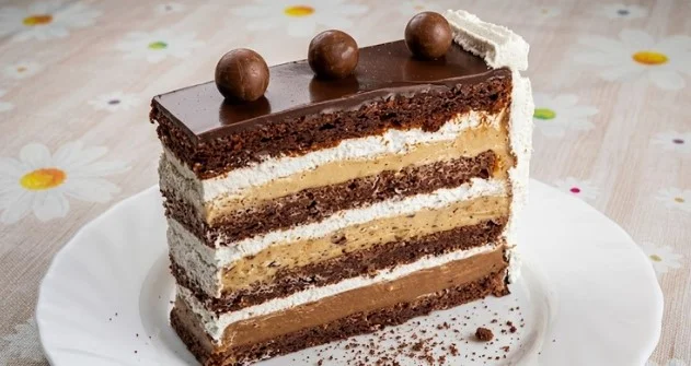 Raskošna Grandisimo torta: Vrhunski slojeviti desert za svečane prilike