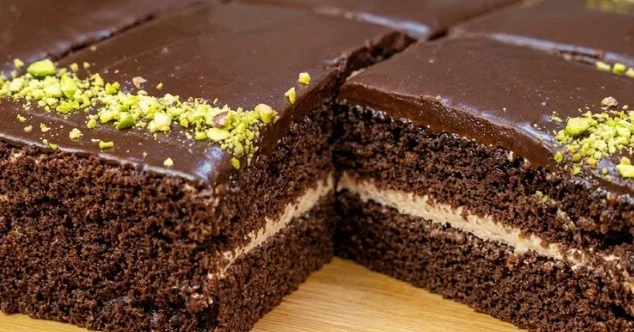 Socni cokoladni kolac sa kondenzovanim mlekom i predivnom glazurom