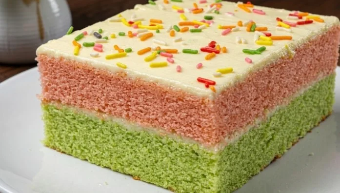 Šarena biskvitna traka torta: Domaći mekani klasik za svaku proslavu