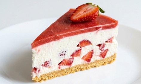 Nepečena Plazma Torta sa Jagodama: Prolećno Osveženje