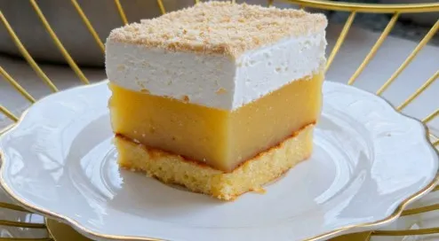 Osvežavajući Kolač sa Jabukama i Pudingom: Neodoljiva Slojevita Poslastica!