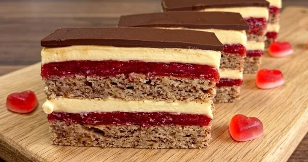 Domaća Kapri torta: Raskošni slojeviti desert sa jagodama i čokoladom