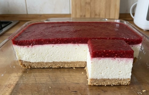 Brza Plazma Torta sa Malinama: Osvežavajući Desert Bez Pečenja!