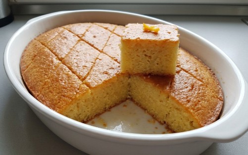 Grčka Ravanija: Sočni Tradicionalni Kolač sa Merama na Čašu!