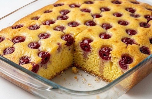 Zaliveni Kolač sa Višnjama: Sočan i Osvežavajući Domaći Desert