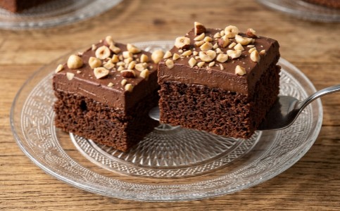 Čokoladne Kocke Sa Lešnikom: Brzi Desert Koji Osvaja Na Prvi Zalogaj