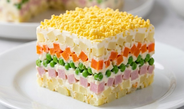 Ruska Salat-Torta: Svečano predjelo koje ukrašava trpezu