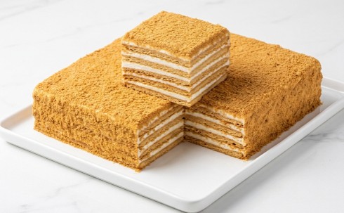 Medovik: Kraljevska torta od meda koja osvaja na prvi zalogaj