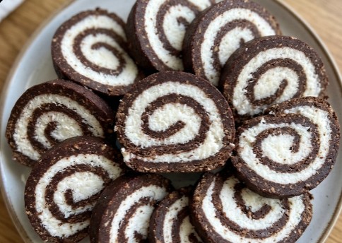 Brzi Kokos Rolat: Čokoladna spirala sa srcem od kokosa