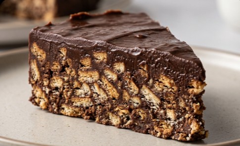 Čoko Keks Torta: Ultimativna čokoladna fantazija bez rerne