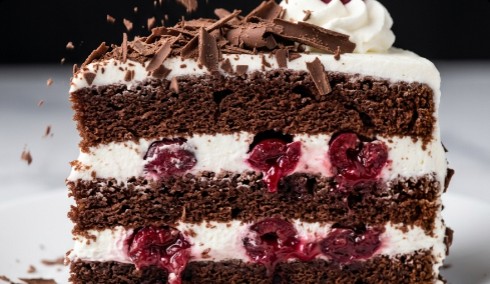 Švarcvald Torta: Veličanstveni spoj čokolade, višanja i šlaga