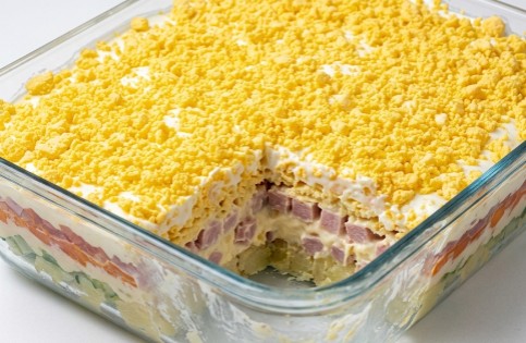 Slojevito Slano Predjelo: Raskošna Mimoza salata koja mami izgledom i ukusom