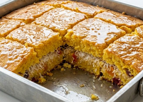 Slatka Voćna Proja: Tradicija okupana u tropskom sirupu
