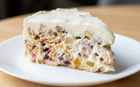 Kremasta Voćna Torta: Šareni i osvežavajući desert bez pečenja