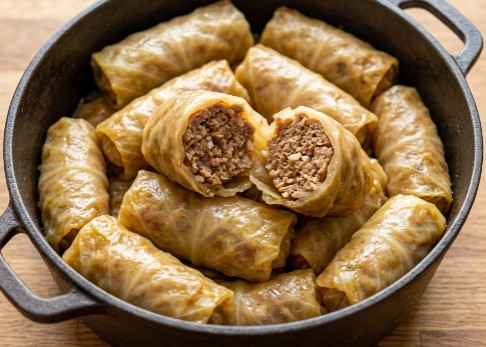Tradicionalna Sarma: Ponos svake domaće trpeze