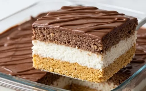 Raskošna pesak torta: Kremasto savršenstvo u tri sloja