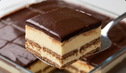 Kremasta Ekler Torta: Čokoladna fantazija bez pečenja