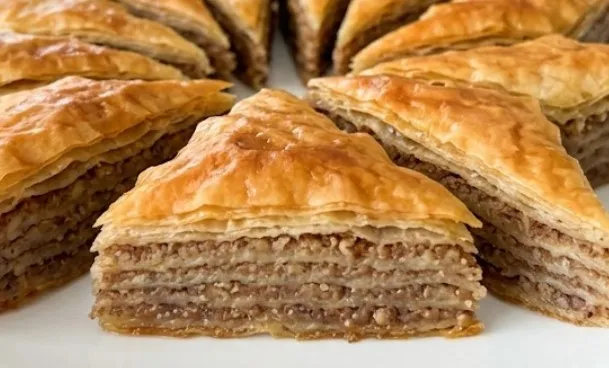Posna domaća baklava sa orasima: Harmonija stotina hrskavih slojeva i prebogatog sirupastog jezgra