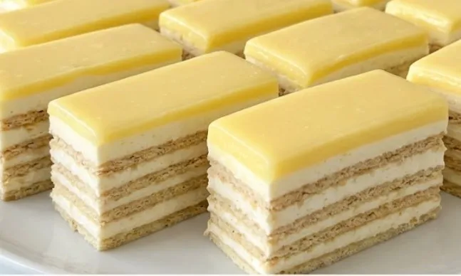 Moderna limun torta: Raskošna višeslojna harmonija kiselkastog citrusa i baršunastog posnog krema